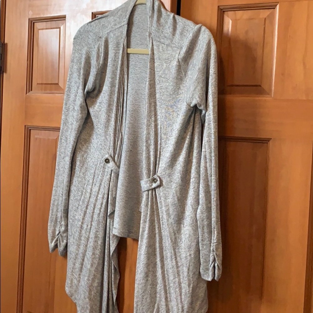 Lightweight sweater with cute button accent